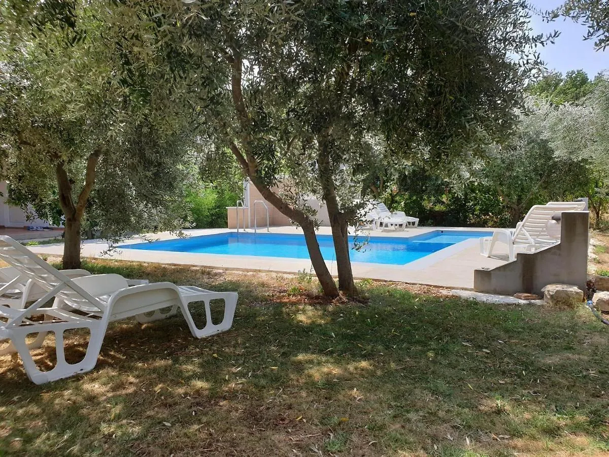 Apartment In Holiday Home With Private Pool Garden With Grill Airco And Wifi 0*, Banjole